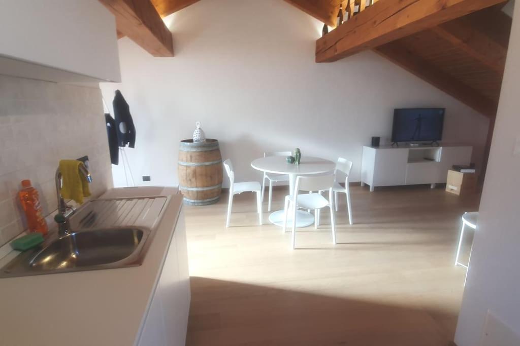 Charming 2.5Room Flat In Center Of Monforte dʼAlba Esterno foto