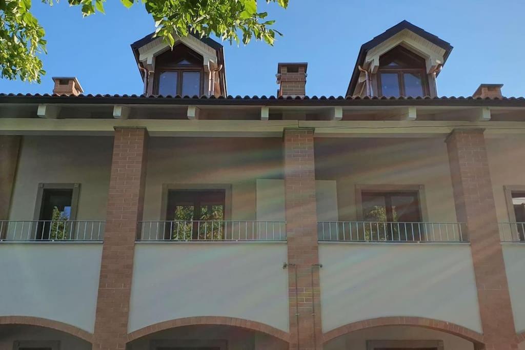 Charming 2.5Room Flat In Center Of Monforte dʼAlba Esterno foto